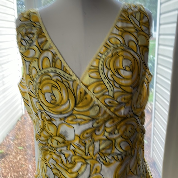 Women’s GNW DRESS Yellow Floral Pattern, Size 14 Zip Up, Very Comfortable - Picture 3 of 11